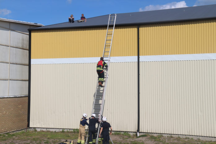 Räddningstjänsten i Lilla Edet fick hjälpa två unga pojkar ner från taket på Lödöseborg.