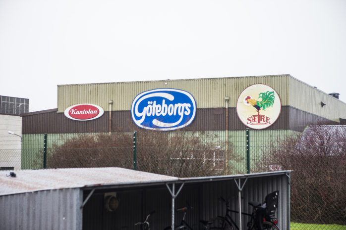 Ledningen för Göteborgs Kex överväger en flytt till Riga. Låga produktionskostnader lockar, men facken tänker ta strid för en ny fabrik i Kungälv.