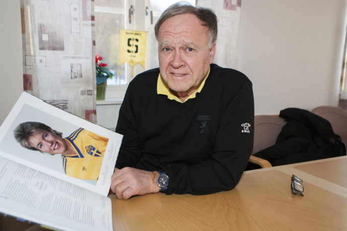 Gerhard Sager, hedersordförande i Västergötlands Fotbollförbund, med den jubileumsbok som tagits fram med anledning av förbundets 100-årsfirande.
 
