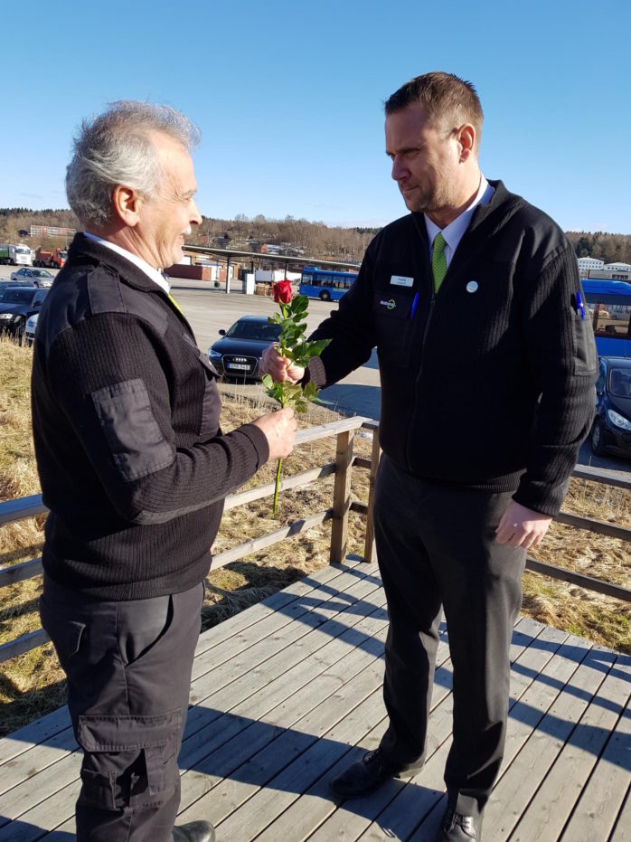 Bildtext: – Vi vill hylla våra vardagshjältar, säger Fredrik Sunnefeldt, gruppchef på Nobina, som här delar ut ros till föraren Ali Salihov.