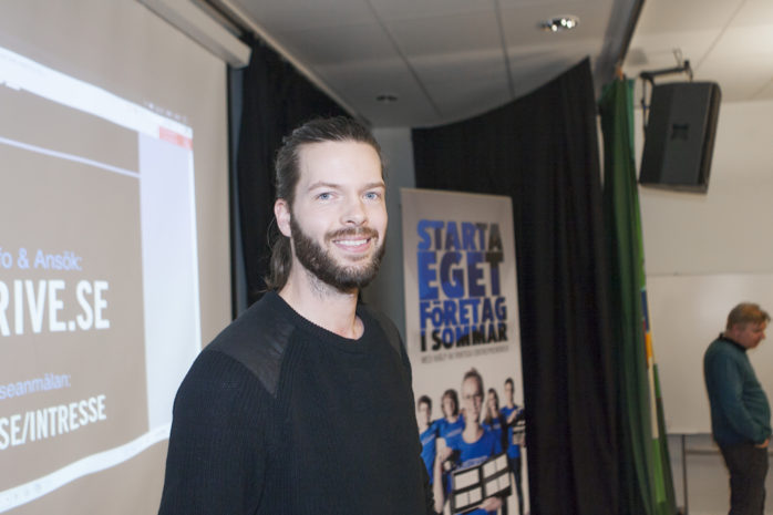Jens Østgaard leder utbildningen för UngDrive, som är ett alternativ till feriejobb för Ales ungdomar födda 2001 eller 2002.