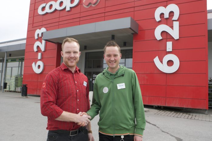Tobias Håkansson välkomnar sin efterträdare Krister Petersson som ny butikschef för Coop Extra i Älvängen.