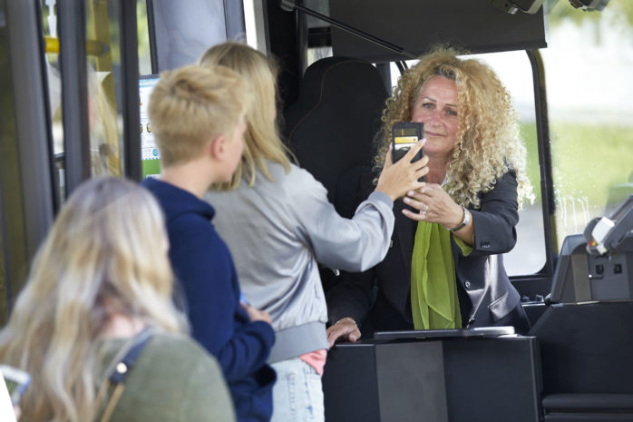Barn och ungdomar i Västra Götaland får fria resor med kollektivtrafiken i hela länet i sommar.
Foto: Thomas Harrysson