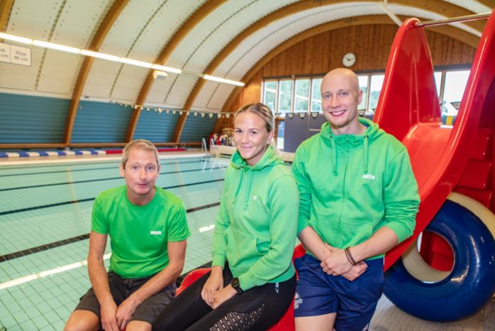 Mikael Staaf, My Löfström och Anton Nilsson hälsar välkommen till Skepplanda simhall.