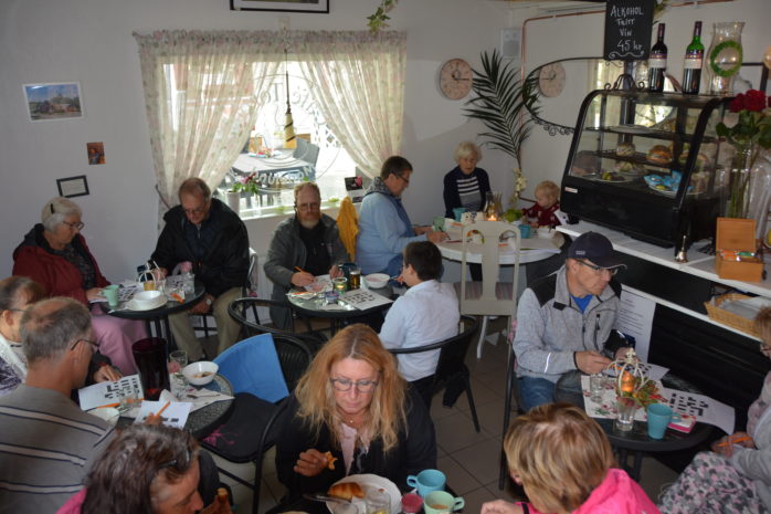Ett trettiotal personer kom till Café Torpet för att äta frukost och lösa Melodikrysset.