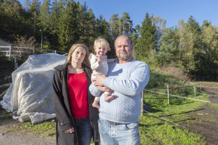 En 42 meter hög mobilmast planeras byggas cirka 90 meter från Stefan Olssons gård i Grönnäs. Nu rasar han mot beslutet och här står han tillsammans med sin
dotter Johanna och sitt ettåriga barnbarn Sara. 