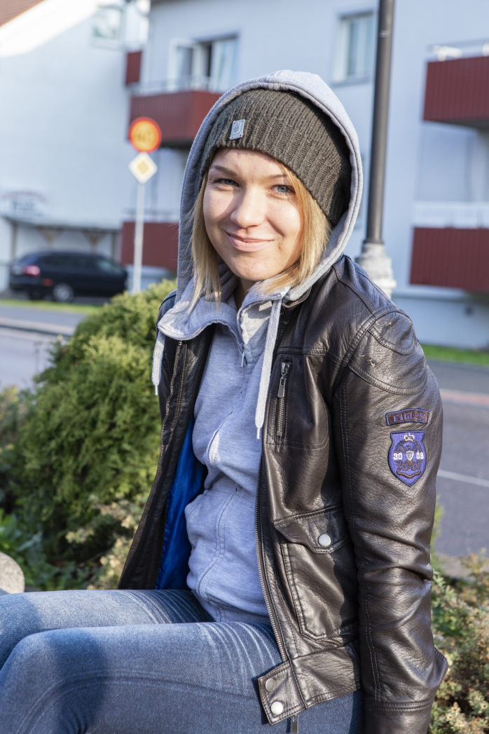 Josefine Larsson från Surte erhåller ett belöningsstipendium om 4 000 kronor, som delas ut i Ale Kulturrum fredagen den 23 november.