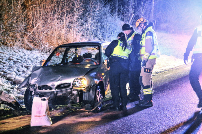 Polis, Räddningstjänsten Nol och ambulans var snabbt på plats när en av säsongens första halkolyckor ägde rum på Hålstensvägen i Älvängen. Foto: Christer Grändevik