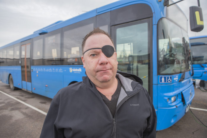Färdigkört? Mattias Olausson riskerar att förlora sitt arbete som busschaufför på Nobina sedan han blivit beskjuten av grön laser.
Händelsen inträffade i Älvängen på kvällen den 1 november.