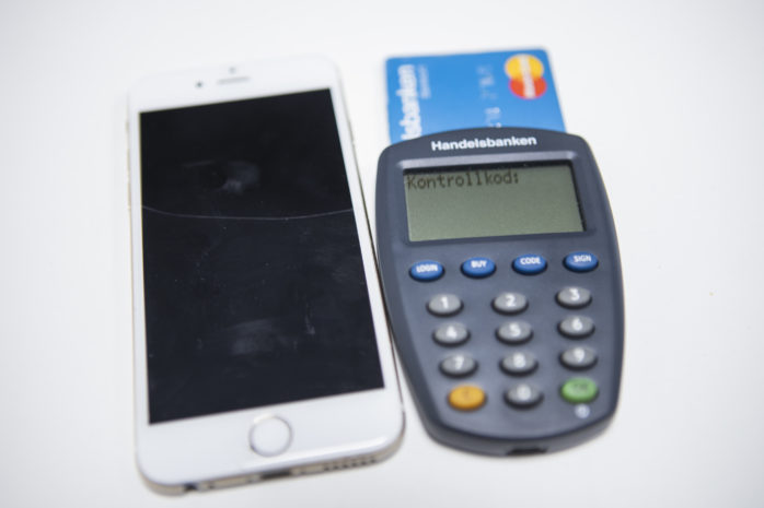 Bedrägerier via falska telefonsamtal ökar kraftigt och många förlorar sina pengar genom att de luras lämna ut kortuppgifter och koder eller logga in på sin bank.