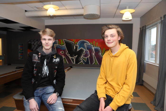 Oliver Högström och Alve Henriksson och ingår i arrangörsgruppen för den lokala UKM-festival som arrangeras i Ale Kulturrum lördagen den 23 mars.