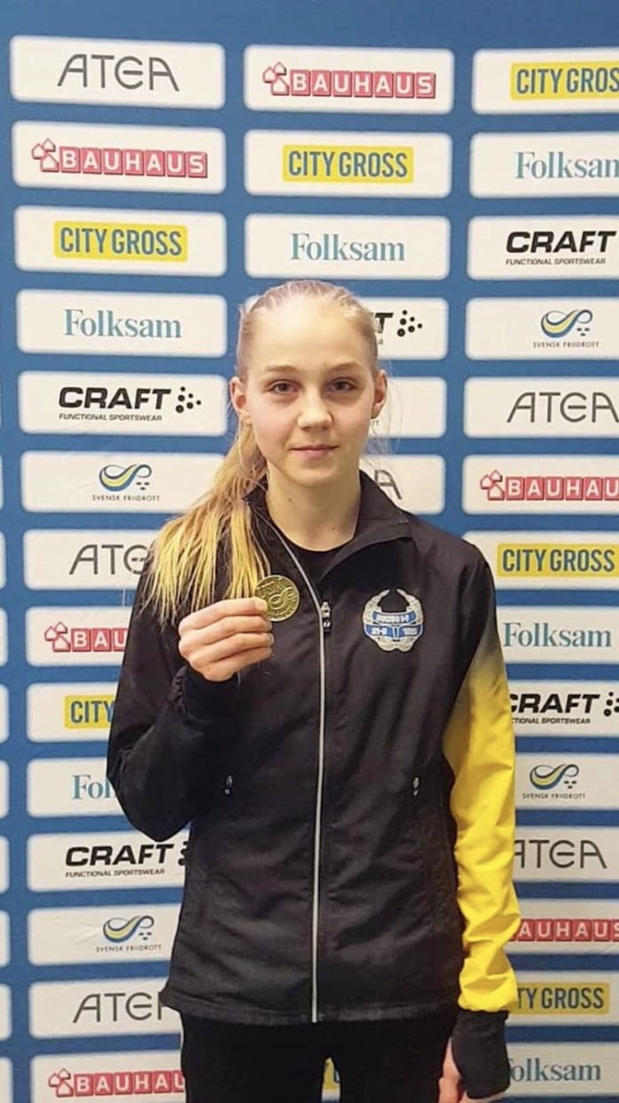 Julia Svennblad från Bohus IF Friidrott tog guld på 1 500 meter i ungdoms-SM inomhus. Foto: Privat. 