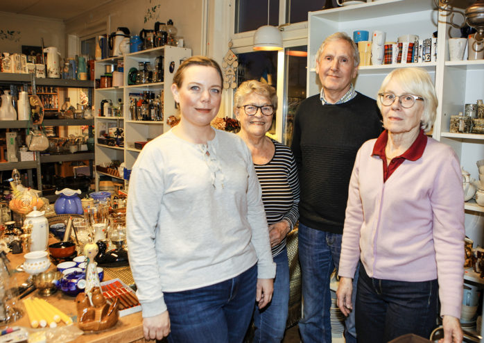 Smyrna Second hand bjuder in till tårtkalas. Butiken har nu skänkt över 6 miljoner kronor. Från höger: Anna Frahm, Margareta Höglund, Sune Rydén och Mona-Lisa Sundén.