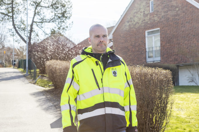 För att få tillräcklig sikt i korsningar, framkomlighet på gång- och cykelvägar och gator är det nödvändigt att alla hjälps åt säger Tobbe Engström, driftsansvarig på Ale kommun.  