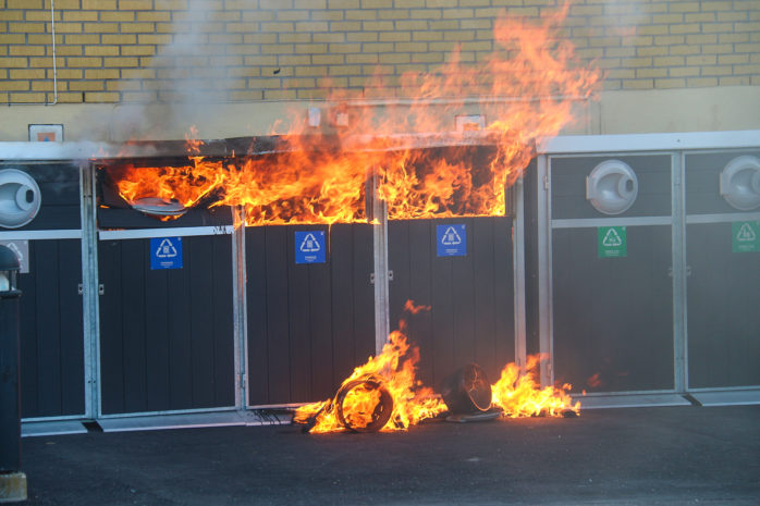 Branden spred sig snabbt på återvinningsstationen på Norra Klöverstigen i Nödinge.  Foto: Christer Grändevik