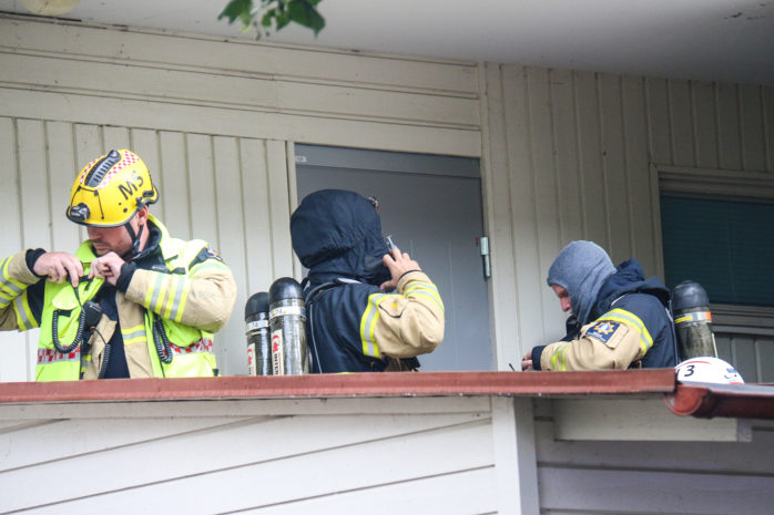 Rökdykare har gått in i lägenheten på södra Klöverstigen i Nödinge för att säkra vad det rör sig om för utsläpp. Foto: Christer Grändevik