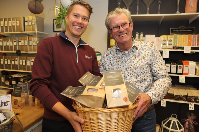 På torsdagen skedde försäljningsstart av Skepplandasonen Anders Gustafssons mytomspunna pepparkaka hos Tommy Bergendahl på Bergendahls Blommor i Älvängen.