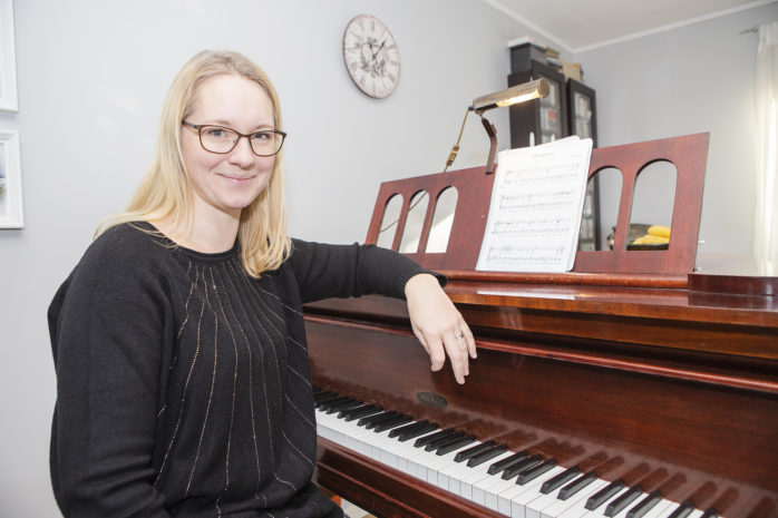 Sångerskan Stina Klintbom från Skönningared erhåller ett arbetsstipendium om 10 000 kronor.