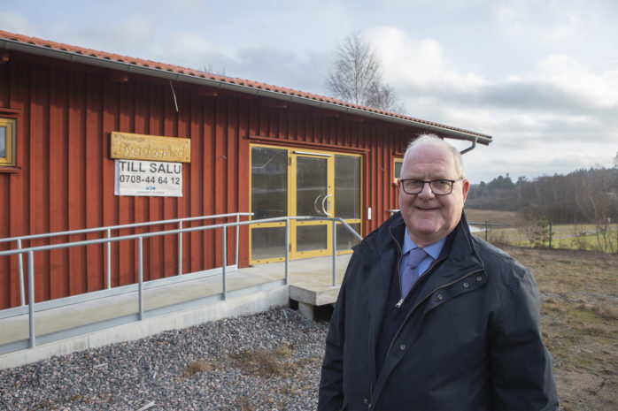 Lennart Olsson har fått uppdraget att sälja Nödinge bygdegård. Fastigheten är värderad till 4,9 miljoner kronor.