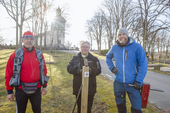 Eldsjälen Pelle Dalberg, diakon Ingela Fransson och projektledare Johan Norling på plats vid Starrkärrs kyrka där två etapper för Pilgrimsleden Göta älv nu länkats samman.