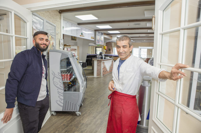Shoan Abbas och Abbas Hamma hälsar välkommen till Grönnäs Pizzeria.