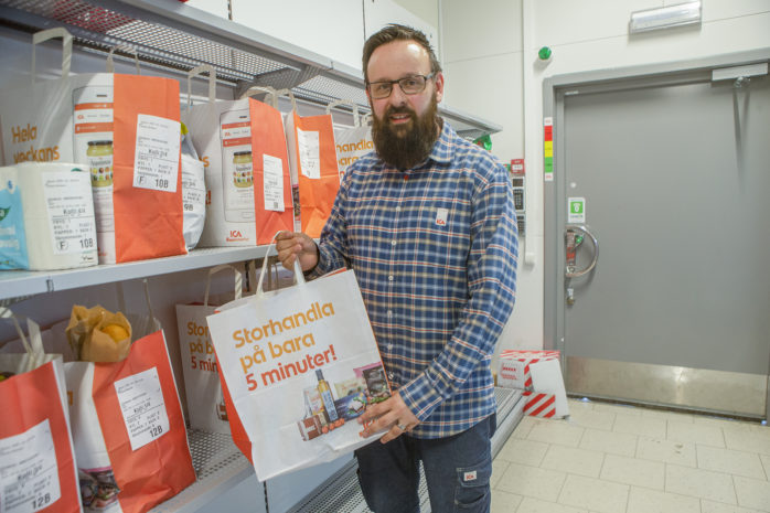 E-handeln har exploderat på ICA Supermarket i Älvängen. ICA-handlaren Jonathan Kärrholm tror
att trenden håller i sig även efter coronapandemin är över.