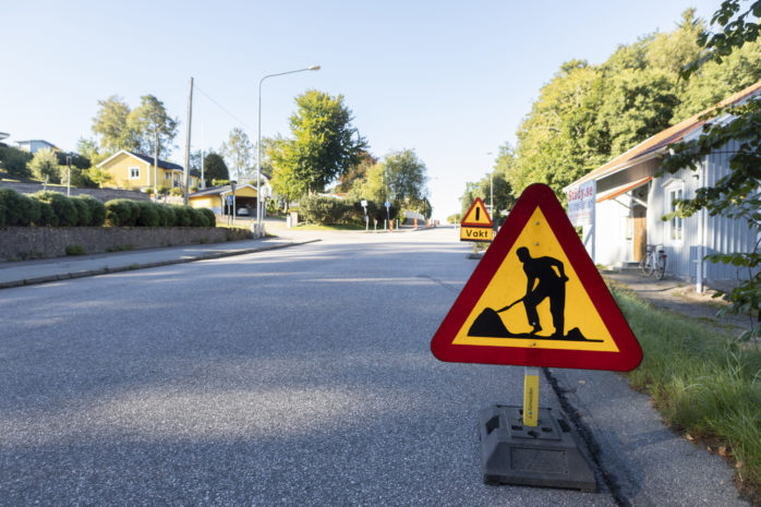 I måndags började Älvängens vägförening sitt arbete med asfaltering och byte av kantsten på Göteborgsvägen, från Tolleredsvägen till Smedjebacken.