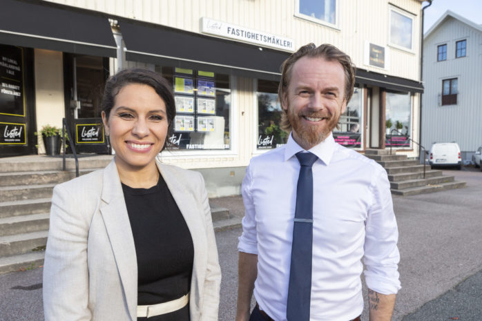 Listed är en ny mäklarbyrå som har etablerat sig i före detta Allans lokaler i centrala Älvängen. Nadia Largo Eneroth och Andreas Eneroth hälsar välkommen.