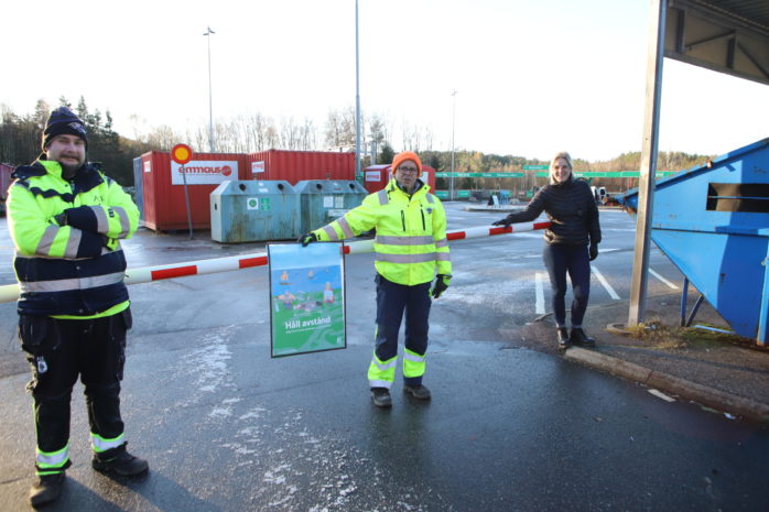 Från och med den här helgen kommer Sörmossens personal att stå vid bommen och slussa in fordonen så att det inte blir för många besökare inne på återvinningscentralen samtidigt. Från vänster Henrik Johansson, Yngve Andersson och Carina Åberg.
