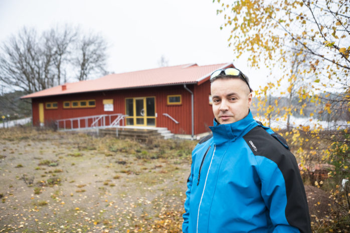 Jarek Boström, ägare till Städy, vill köpa Nödinge bygdegård med förbehållet att han får använda fastigheten som kontor. Den politiska majoriteten säger dock nej till en detaljplaneändring. 