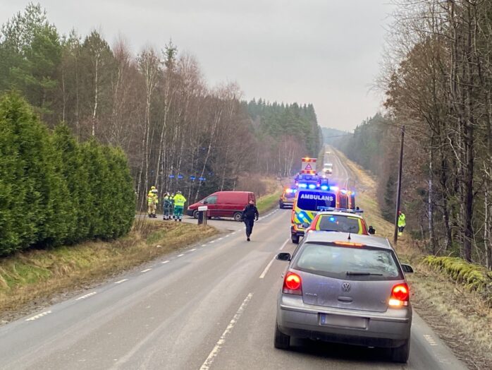 Polis, ambulans och räddningstjänst larmades till en singelolycka i Kollanda. 