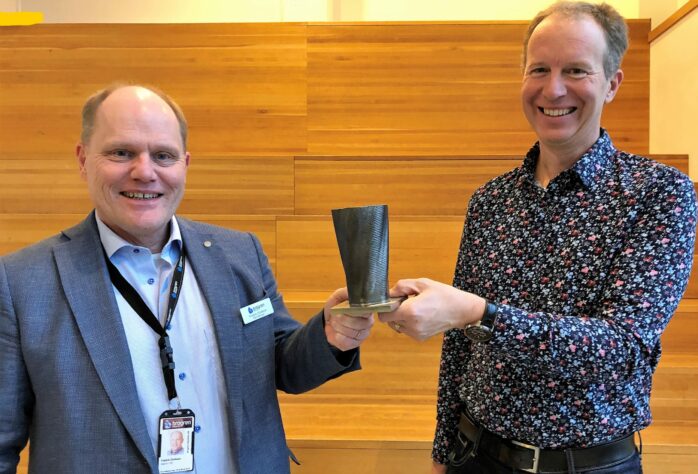 Primuspriset 2020 till Brogren Industries AB. Fredrik Olofsson representerade Älvängenföretaget när Lennart Malmsköld från Högskolan Väst delade ut priset.
