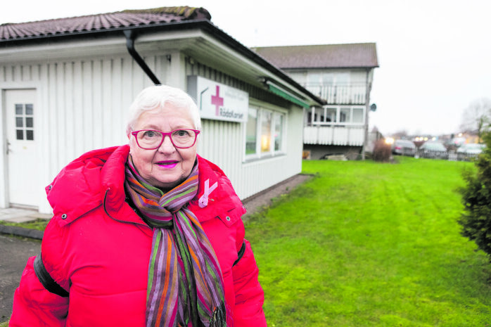 Kristina Ekstrand utanför Kupan i Älvängen som var hennes andra hem under en lång följd av år. Nu är hon inte längre välkommen att besöka second hand-butiken.