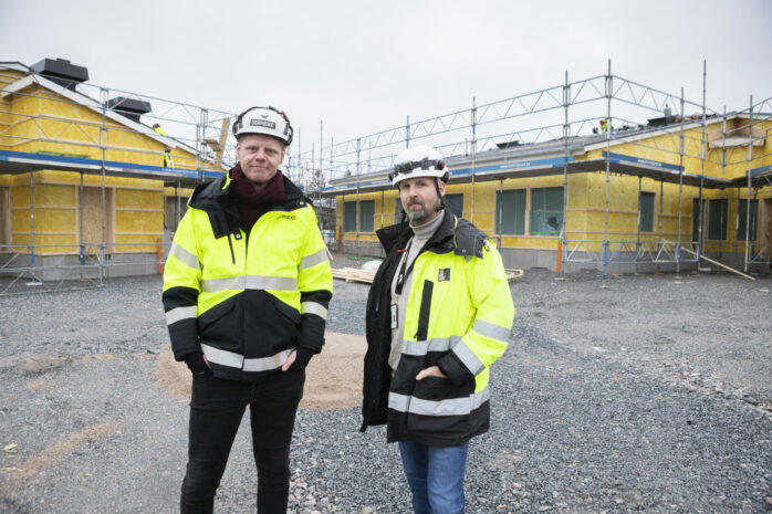 Ett LSS-boende med tolv lägenheter byggs i Skepplanda. Här ses Sernekes projektledare Pär Jonsson och platschef Fredrik Unosson.