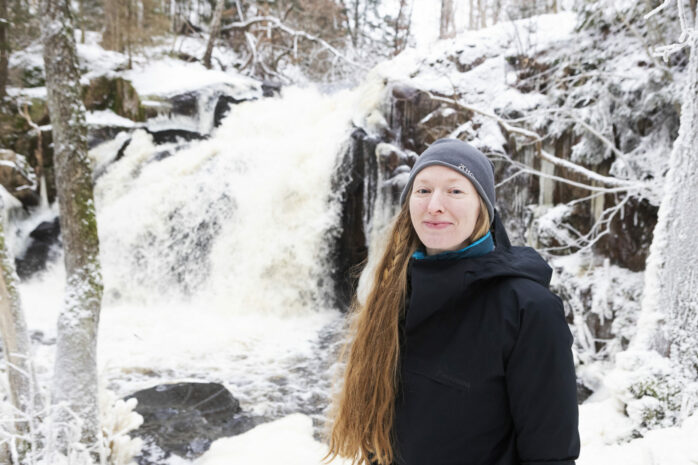 Kommunekolog Anna Tauson vid Validens vattenfall som ingår i det föreslagna naturreservatet Sollumsåns dalgång i Hjärtum.