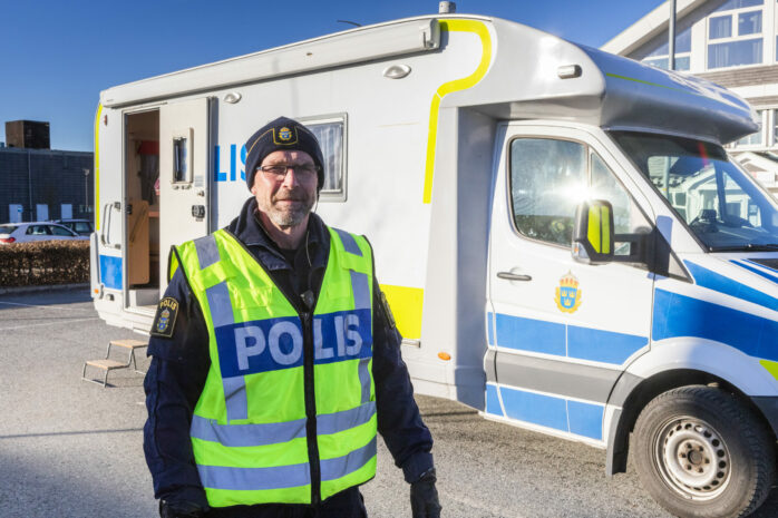 På tisdagen kom det mobila poliskontoret till Älvängen. Polisinspektör Morgan Adielsson fick anledning att prata med invånarna efter söndagens skottlossning i Kronogården.