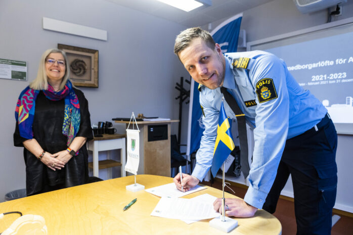 Ett nytt medborgarlöfte för Ale kommun, som sträcker sig över tre år, undertecknades i förra veckan. Här ses kommunchef Maria Reinholdsson och Christian Nylén, lokalpolisområdeschef.