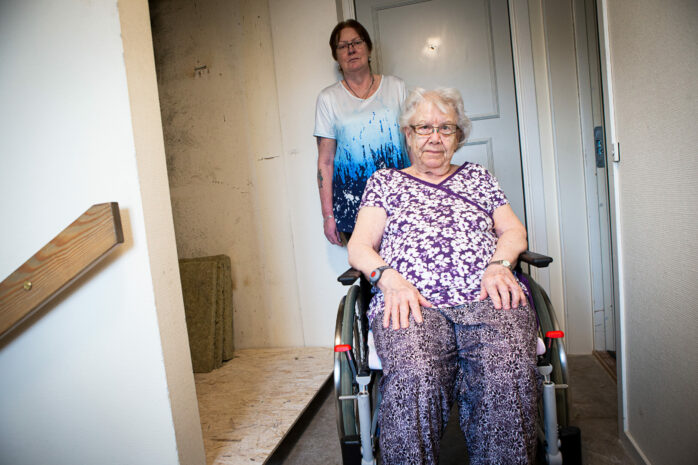 De boende på Göteborgsvägen 87 i Älvängen är utan hiss sedan i slutet av januari. Britt Larsen,
som sitter i rullstol, har hänvisats att ta trappan. Hennes granne, Karin Löwgren, tycker att är
också i behov av en hiss.