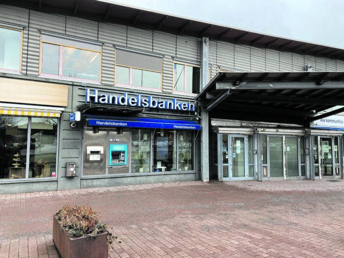 Under de senaste fem åren har Handelsbanken stängt sina kontor i Älvängen och Surte. Nu går kontoret i Nödinge samman med
Kungälv och Handelsbanken försvinner rent fysiskt från Ale kommun.