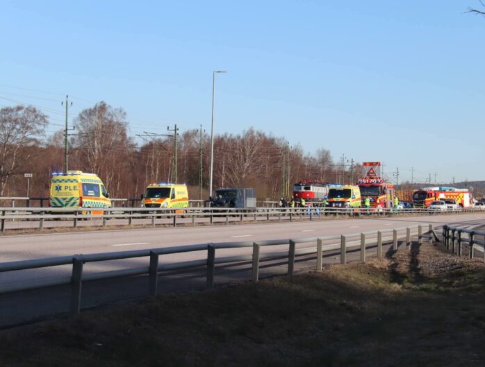 Flera fordon har varit inblandade i en trafikolycka på E45 i Surte. 