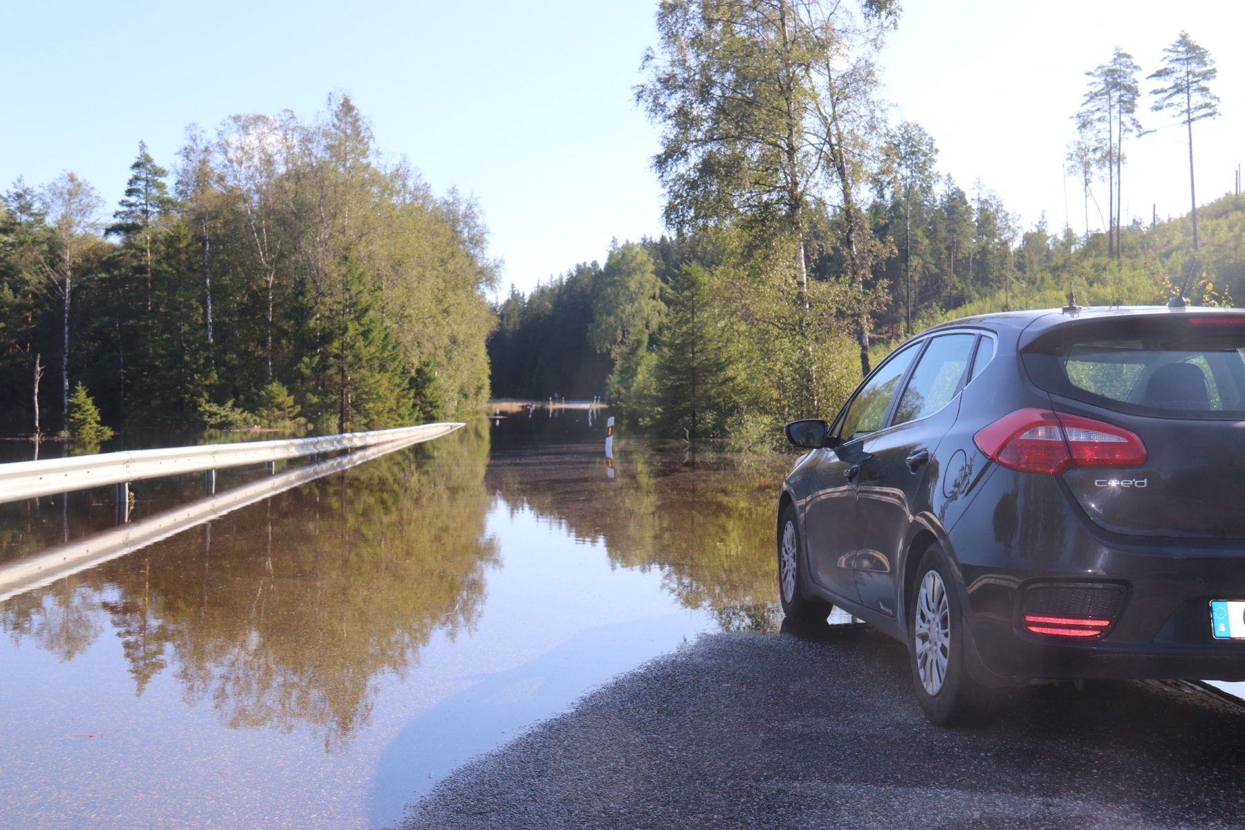 Väg översvämmad – bil fastnade i vattnet