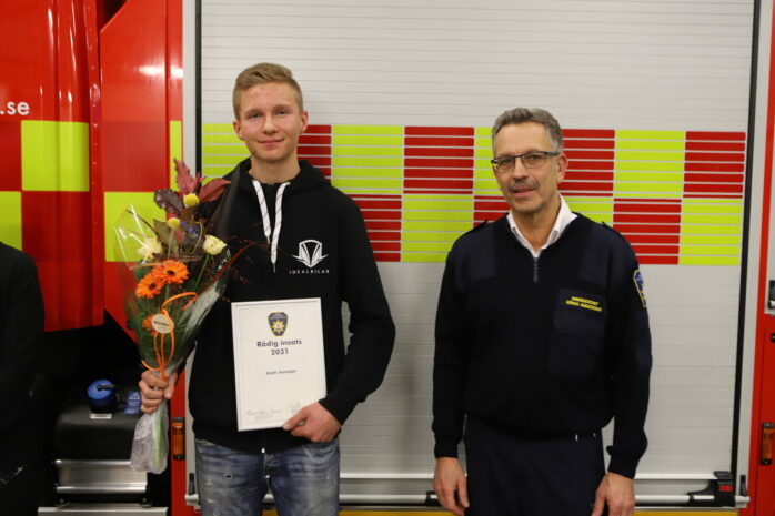 Södra Bohusläns Räddningstjänstförbund har tilldelat Liam Jonsson utmärkelsen ”Rådig insats”. Här ses Liam tillsammans med Göran Andersson, områdeschef Lilla Edet.