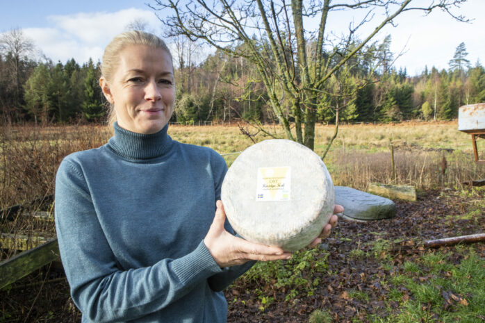 Cecilia Ferdinand på Sommarhagens Ost visar upp Kaxige Kal som belönades med en guldmedalj vid World Cheese Awards i Spanien.