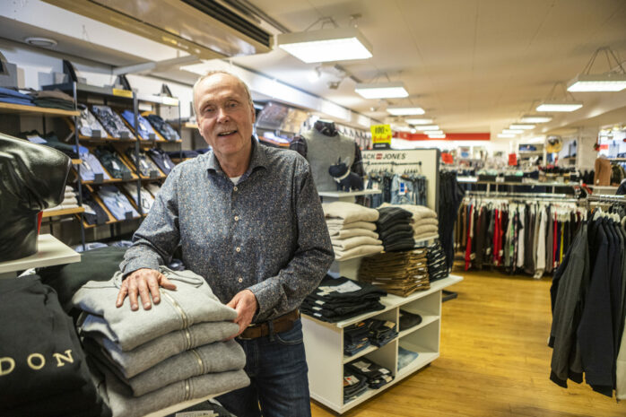 Manufakturen i Älvängen och dess ägare Ulf Abrahamsson utvecklar sortimentet av herr, jeans, arbets- och profilkläder när damkläderna fasas ut under inledningen av året.