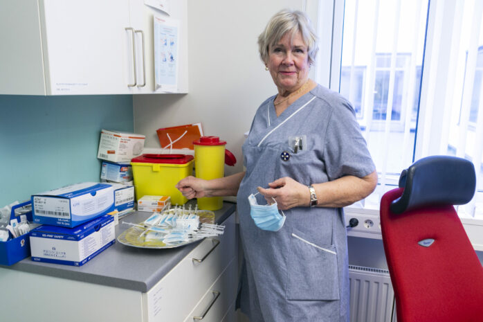 Inger Källefjärd hade varit pensionär i fem år, men sedan i december är hon vaccinatör på
Närhälsan i Älvängen.