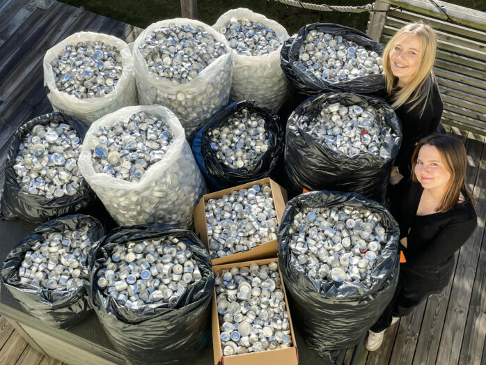 Agnes Bergfelt och Emmi Korkeaniemi går tredje året på gymnasiet. Med deras UF-företag lyckades de få lågstadielever att samla in 43 476 alluminiumhållare.