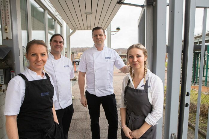 Välkomnar allmänheten till Gåveruds restaurang i Bohus gör Marcus Gåverud, Jonna Stag, Julia Stag och Flanders Jörgensen. Saknas på bild görs Fredrik Stanne.
