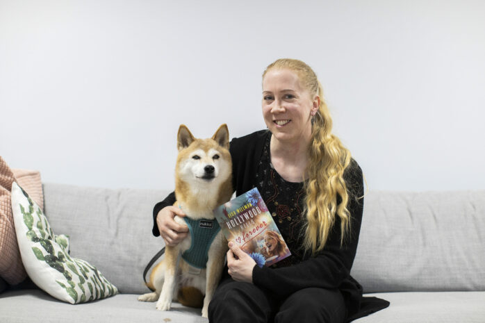 Lisa Willman, boendes i Hjärtum, tillsammans med sin hund Takida. Den 17 mars släpps Lisas debutroman ”Hollywood Hills Forever”.
Bild: Jessica Lindén
