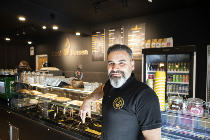  Mazen Alsahaf hälsar välkommen till Café Slussen i centrala Lilla Edet.