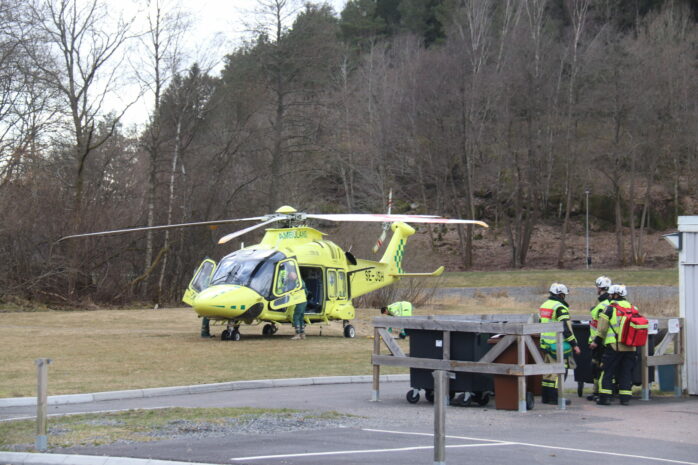 Ambulanshelikopter larmades till Kärrvägen i Nol efter en singelolycka. Bild: Christer Grändevik. 